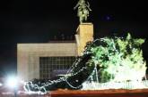 В Бишкеке рухнула главная ёлка, установленная на центральной площади 