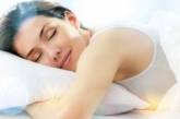 Медики подсказали, какая поза для сна может спровоцировать боли в спине