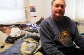 Въехавшая в спальню машина уронила канадца с кровати