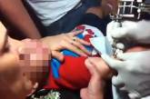 Интернет в шоке от видео: мать заставила 3-летнего сына сделать тату