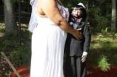 «Первая любовь»: американка сыграла свадьбу с куклой-зомби. ФОТО