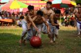 Фестиваль и соревнования с деревянным мячом во Вьетнаме. ФОТО