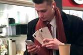 Успешный украинец с четырьмя iPhone позабавил пользователей сети. ФОТО