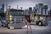 Девушки на фоне классических американских грузовиков. Фото
