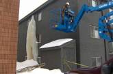 В Канаде с жилого дома спилили трехэтажную сосульку 