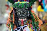 Испанский карнавал с пугающими масками и барабанщиками. ФОТО