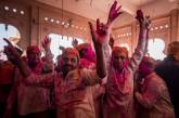 Красочный фестиваль Lathmar Holi в Индии. ФОТО