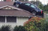 Неисправный автомобиль заехал на крышу дома
