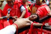 На Филиппинах 20 католиков распяли на крестах