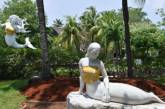В Индонезии скульптуры русалок-«развратниц» прикрыли тканью. ФОТО