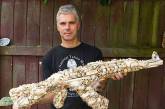 Новозеландец собрал костяной автомат Калашникова из черепов и рёбер