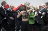 Активистки Femen разделись перед Путиным