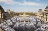 Художник создает невероятную оптическую иллюзию в Лувре. ФОТО