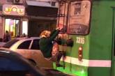 В Харькове на троллейбусе прокатилась бабушка-зацепер. ФОТО