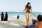 Власти ОАЭ просят туристов не ходить в бикини и не целоваться на пляже