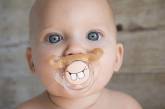 Смешные соски-пустышки для младенцев на снимках из в Instagram. ФОТО