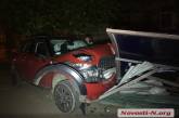 В Николаеве пьяная дама на Mini Cooper разнесла вдребезги трамвайную остановку