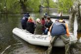 Жители черниговских сел заплывают в свои дома на лодках и рыбачат на огороде