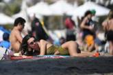 Эмили Ратаковски "засветила" грудь на пляже в Лос-Анджелесе. ФОТО