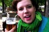 Чешская девушка научилась пить пиво ушами