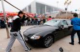 Взбешенный плохим сервисом китаец разгромил свой Maserati