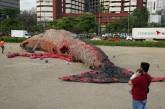 В Маниле установили 23-метровую скульптуру разлагающейся беременной самки кита