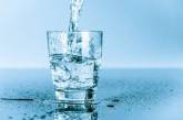 Медики рассказали, зачем пить стакан воды натощак