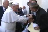 Папу Римского засняли во время изгнания бесов из мальчика-нвалида
