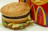 Мужчина проткнул десну гвоздем из гамбургера в McDonald's