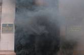 Киевскую мэрию забросали дымовыми шашками
