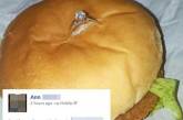 Парень сделал предложение девушке с помощью гамбургера. Фото