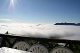 Терраса на вершине горы над облаками. ФОТО