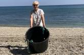 70-летняя женщина за год очистила 52 пляжа. ФОТО