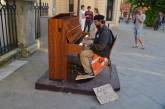 Бездомный, удививший львовян игрой на фортепиано, собирал деньги на "бухло" 