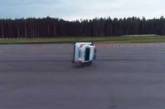 Российские инспекторы насмешили сеть неудачным трюком на Lada Vesta. ВИДЕО