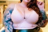 Модель plus size показала глубокое декольте. ФОТО