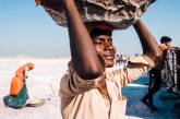 Рабочий день сборщиков соли в Индии на снимках. ФОТО