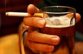 Учёные рассказали, почему курильщики пьют больше 