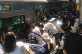 Пассажиры достали зажатую между платформой и поездом японку