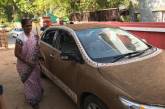 В Индии в борьбе с жарой в авто без кондиционера используют коровий навоз