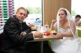 Британская пара устроила свадьбу в «Макдоналдсе»