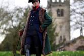 Молодой британец уже 10 лет носит одежду в стиле XIX века. ФОТО