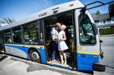 В Канаде влюбленные поженились в автобусе 