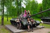 На Берлин: сети повеселило «боевое» фото с белорусскими стриптизершами. ФОТО