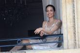 Анджелину Джоли сфотографировали на балконе отеля. ФОТО