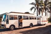 Австралийская семья путешествует в переделанном автобусе. ФОТО