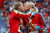 Российских спортсменок оскорбила реакция на их поцелуй