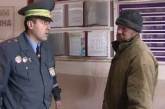 Белорусские милиционеры приодели бомжа из России