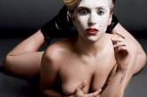 Леди Гага показала в сети голую грудь и завернулась в полиэтилен