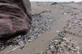 Фотограф нашел способ показать масштабы загрязнения пляжей пластиком. Фото